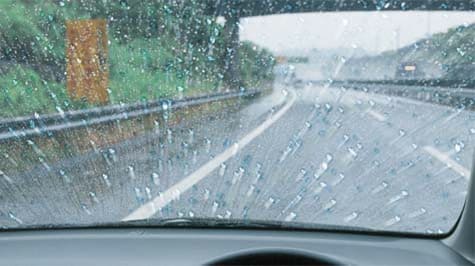 撥水ガラスコートを施工したフロントウィンドウ