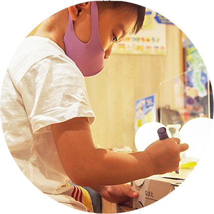 男の子がダンボールクラフトに取り組む様子