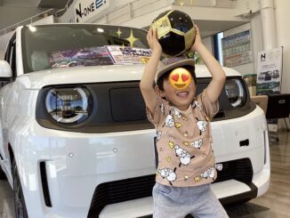 Super-ONEの前でハイポーズ(^^♪