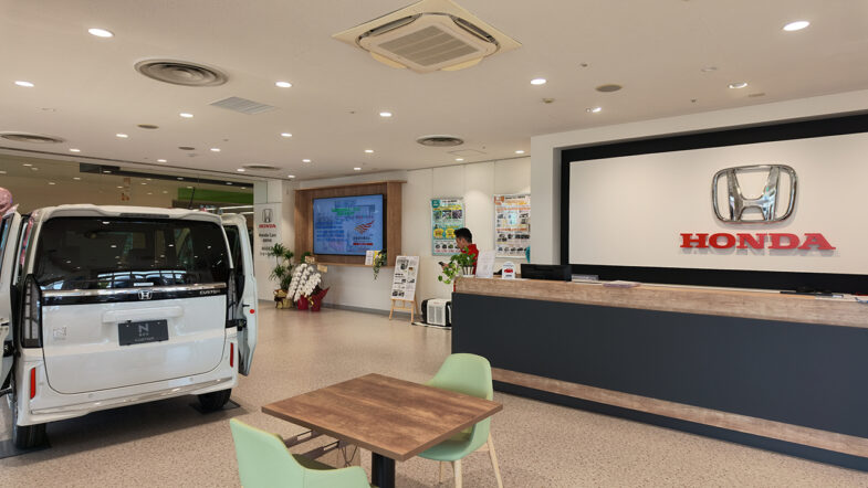 店内全景・受付カウンターと屋内展示車