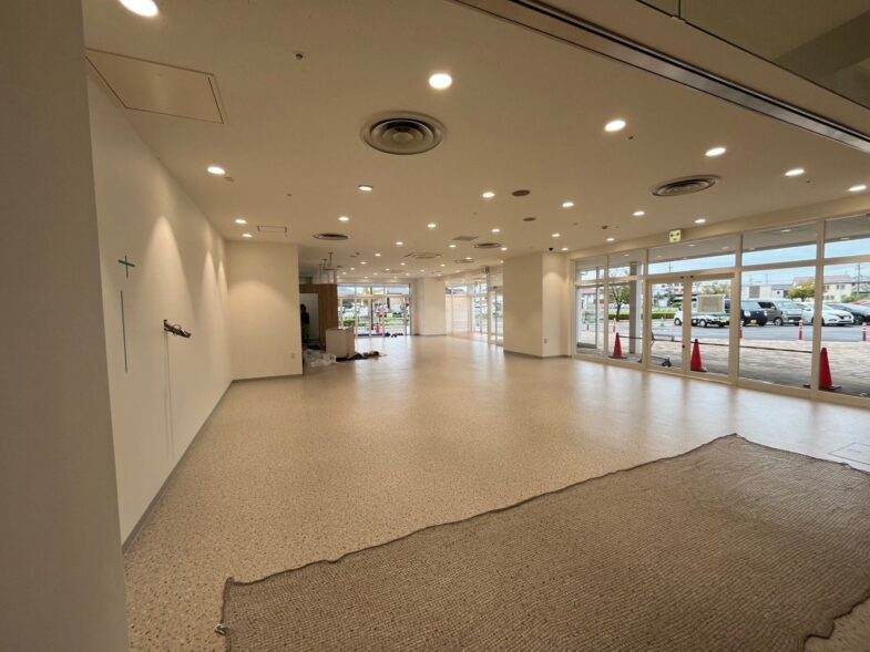 広々とした開放感あふれる店内